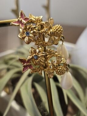 AVON Garden of Eden Earrings
